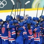 　アイスホッケー女子で準決勝進出を決め、喜ぶ米国の選手たち＝１３日、ミラノ（ＡＰ＝共同）