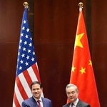 　握手するルビオ米国務長官（左）と中国の王毅外相＝１３日、ドイツ・ミュンヘン（ロイター＝共同）