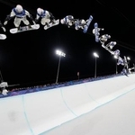 　男子ハーフパイプ決勝の１回目で技を決める戸塚優斗の連続合成写真（右から左へ）＝リビーニョ（共同）