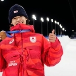 　男子ハーフパイプで銅メダルを獲得し、笑顔でポーズをとる山田琉聖＝リビーニョ（共同）