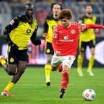　ドルトムント戦で競り合うマインツの佐野海（右）＝ドルトムント（共同）