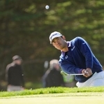 　第２ラウンド、１番でアプローチショットを放つ松山英樹。通算１０アンダーで１０位＝スパイグラス・ヒルＧＣ（共同）