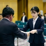 　第５１回衆院選比例代表の当選証書を受け取る自民党の村木汀氏＝１４日午前、総務省