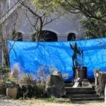 　家宅捜索のため、ブルーシートが張られた静岡県伊東市の田久保真紀前市長の自宅＝１４日午後０時３１分、伊東市