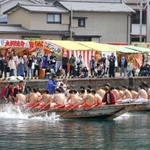 　和歌山県串本町の水門祭の「櫂伝馬競漕」＝１４日午後