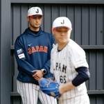　ＷＢＣ日本代表の強化合宿にアドバイザーとして参加し、ブルペンで投球練習を見つめるダルビッシュ。手前は松本＝宮崎