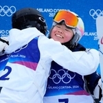 　女子デュアルモーグル準々決勝で敗退し、健闘をたたえ合う冨高日向子＝リビーニョ（共同）