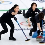 　日本-米国　第５エンド、声を出す近江谷（左）＝コルティナダンペッツォ（共同）