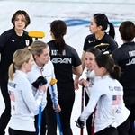 　日本-米国　第７エンドを終えた吉村（奥左端）ら日本チーム＝コルティナダンペッツォ（共同）