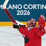 　アイスホッケー女子準々決勝でドイツを下し、喜ぶカナダのＧＫエメランス・マッシュマイヤー＝１４日、ミラノ（ＡＰ＝共同）