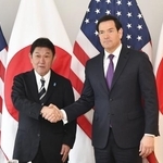 　握手する茂木外相（左）とルビオ米国務長官＝１４日、ドイツ・ミュンヘン（共同）