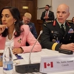 　カナダのウェイン・エア前参謀総長（手前右）＝２０２３年１月２０日、ドイツ西部のラムシュタイン米空軍基地（ゲッティ＝共同）