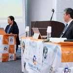 　「子ども支援センターつなっぐ」が「こども性暴力防止法」をテーマに開催したシンポジウム。左端はつなっぐ代表理事の飛田桂弁護士＝１５日午後、横浜市