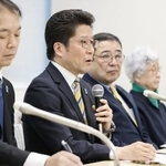 　記者会見する拉致被害者家族会代表の横田拓也さん（左から２人目）ら＝１５日午後、東京都港区