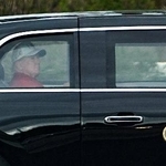 　米南部フロリダ州の私邸近くを走るトランプ氏の車列＝１５日（ＡＰ＝共同）