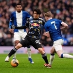 　競り合うリーズの田中碧（左）＝１５日、バーミンガム（ＡＰ＝共同）