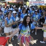 　１５日、ブラジル・リオデジャネイロで演奏する日本のサンバチーム（共同）