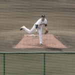 　実戦形式の打撃練習に登板し、坂本（手前）と対戦する巨人・田中将＝那覇