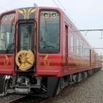 　南海電鉄の観光列車「グラン天空」＝１６日午前、大阪府河内長野市