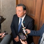 　記者団の取材に応じる自民党の梶山国対委員長＝１６日午後、国会