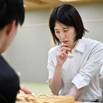 　プロ棋士編入試験５番勝負の第２局で片山史龍四段（左）に敗れ、対局を振り返る福間香奈女流五冠＝１６日、東京都渋谷区の将棋会館