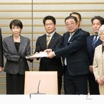 　拉致被害者家族会代表の横田拓也さん（左から３人目）らから運動方針を受け取る高市首相（同２人目）。右から２人目は横田早紀江さん＝１６日午後、首相官邸