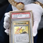 　競売で落札されたポケモンカード＝２０２５年１２月、米ニューヨーク（共同）　