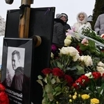 　命日に当たる１６日に多くの花が手向けられたナワリヌイ氏の墓＝モスクワ（共同）