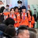 　羽田空港に帰国したスノーボード・ハーフパイプの戸塚優斗（左）ら＝１７日