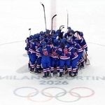 　準決勝のスウェーデン戦に勝利し、喜ぶ米国女子の選手たち＝１６日、ミラノ（ＡＰ＝共同）