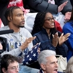 　フィギュア会場でペアのフリーを観戦するシモーン・バイルスと、夫でＮＦＬベアーズのジョナサン・オーウェンズ＝１６日、ミラノ（ゲッティ＝共同）