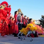 　春節の縁日「廟会」が開かれた北京の竜潭公園に登場した獅子舞ロボット（手前右）＝１７日（共同）