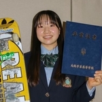 　大阪学芸高の卒業式後、取材に応じる西矢椛＝１７日、大阪市