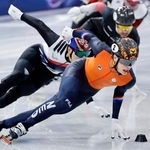 　男子１５００メートルで優勝したイエンス・ファントワウト（右）＝１４日、ミラノ（共同）