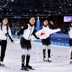 　ミラノ・コルティナ冬季五輪のスピードスケート女子団体追い抜きで銅メダルを獲得し、日の丸を掲げる（左から）堀川桃香、高木美帆、野明花菜、佐藤綾乃＝１７日、イタリア・ミラノ（共同）