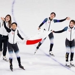 　女子団体追い抜きで銅メダルを獲得し、日の丸を掲げ場内を回る（左から）堀川桃香、高木美帆、野明花菜、佐藤綾乃＝ミラノ（共同）