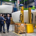 　カナダ・モントリオールの企業施設を訪れたカーニー首相（右）＝１７日（Ｃｈｒｉｓｔｉｎｎｅ　Ｍｕｓｃｈｉ／カナダ通信提供・ＡＰ＝共同）