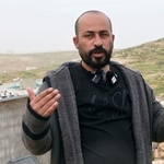 　１７日、取材に応じるハムダン・バラール氏＝ヨルダン川西岸南部マサフェルヤッタ（共同）