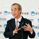 　記者会見で３選出馬を表明した新潟県の花角英世知事＝１８日午前、県庁