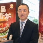 　記者会見する「バーガー・ワン」の井上卓士社長＝１８日午前、東京都港区