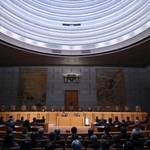 　成年後見制度利用者の就業を制限した旧警備業法の欠格規定を違憲とした最高裁大法廷＝１８日午後（代表撮影）