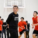 　日本代表の練習で選手を見守る桶谷監督＝沖縄サントリーアリーナ