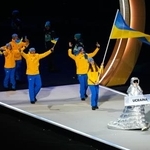 　ミラノ・コルティナ冬季五輪の開会式で、プラカードを持ってウクライナ選手団を先導するクチェロワさん（右）＝６日、ミラノ（ＡＰ＝共同）