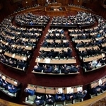 　第１０５代首相に高市早苗氏を指名し、拍手に包まれる衆院本会議場＝１８日午後３時１分（魚眼レンズ使用）