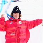 　男子スロープスタイルで獲得した銀メダルを掲げる長谷川帝勝＝リビーニョ（共同）