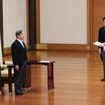 　天皇陛下から任命を受ける高市早苗首相。奥は木原稔官房長官＝１８日夜、宮殿・松の間（代表撮影）