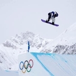 　男子スロープスタイル決勝　ジャンプする長谷川帝勝＝リビーニョ（共同）