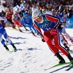 　男子団体スプリント・フリー決勝　力走するノルウェーのヨハンネスヘスフロト・クレボ（手前）＝テーゼロ（共同）