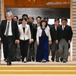 　任命式と認証式を終え、記念撮影に臨む高市早苗首相（前列右から３人目）と閣僚ら＝１８日午後９時２２分、宮殿・北車寄