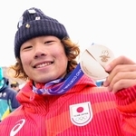 　ミラノ・コルティナ冬季五輪のスノーボード男子スロープスタイルで銀メダルを獲得し、笑顔を見せる長谷川帝勝＝１８日、イタリア・リビーニョ（共同）